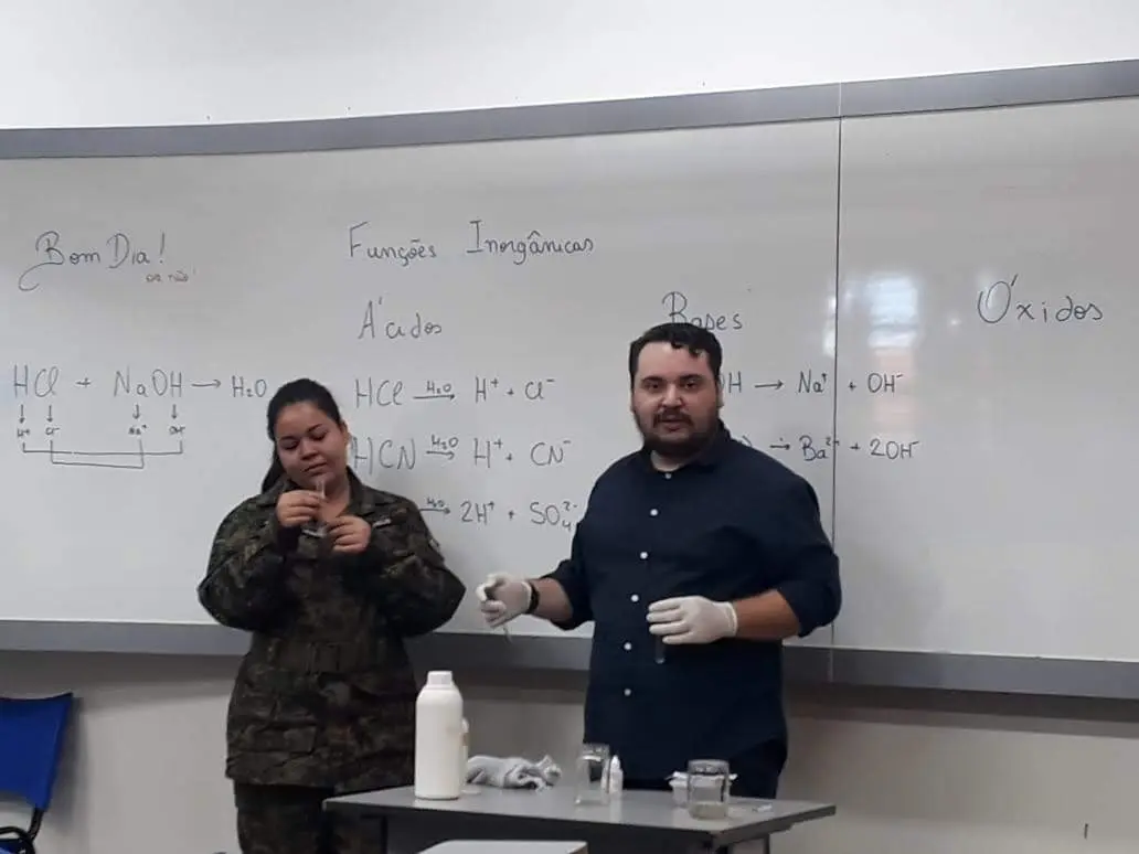 Professor Felipe Fiani em atividade experimental de Química