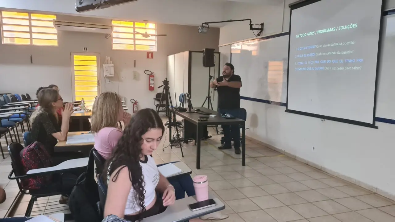 Professor Felipe Fiani ministrando aula presencial