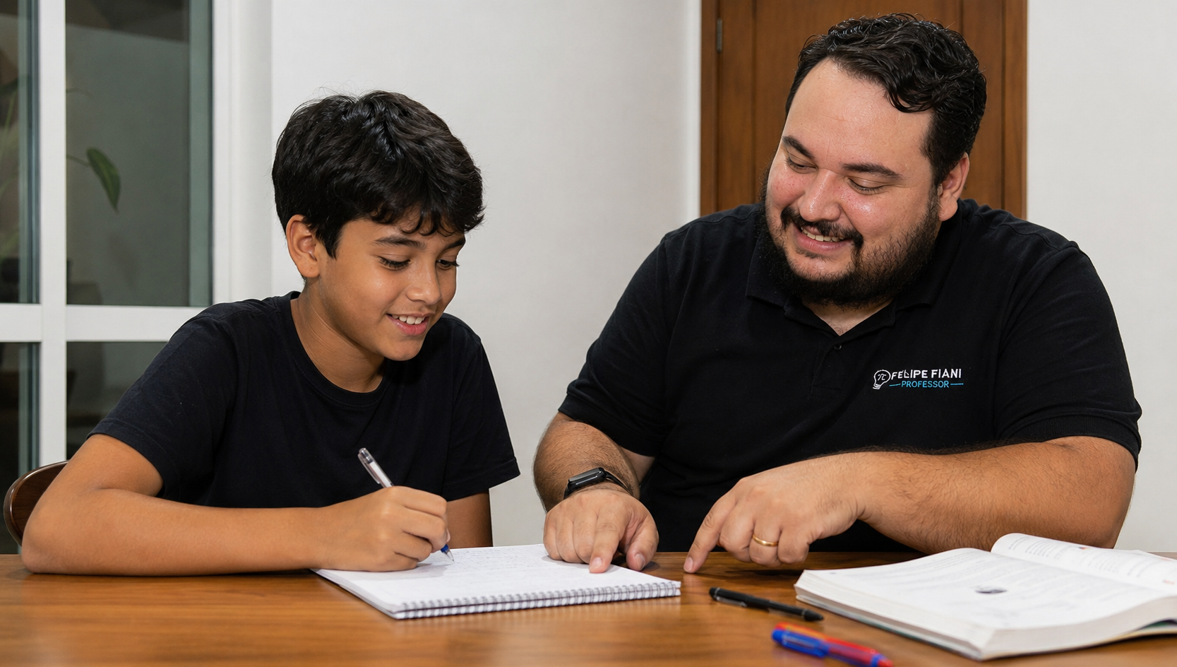 Professor Felipe Fiani em uma aula particular ao lado de um aluno